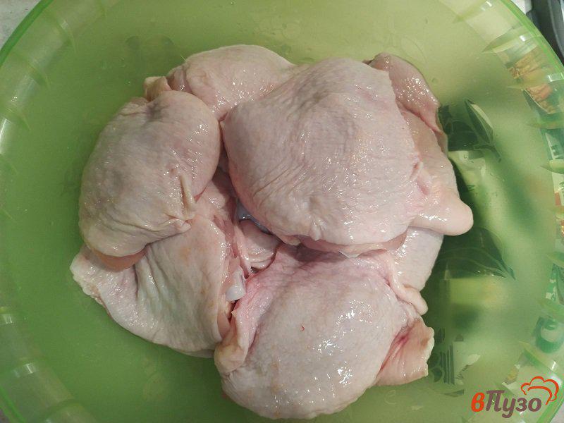 Фото приготовление рецепта: Куриные бедра запеченные с картофелем шаг №1