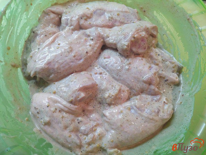 Фото приготовление рецепта: Куриные бедра запеченные с картофелем шаг №3