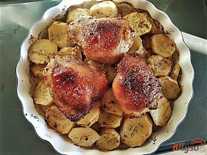Фото приготовление рецепта: Куриные бедра запеченные с картофелем шаг №7