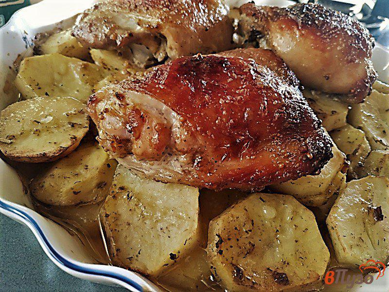 Фото приготовление рецепта: Куриные бедра запеченные с картофелем шаг №8