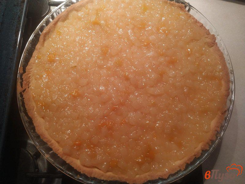 Фото приготовление рецепта: Миндальный тарт с яблочно-персиковой начинкой шаг №6