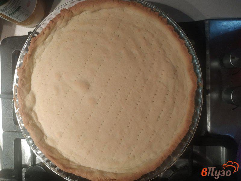 Фото приготовление рецепта: Миндальный тарт с яблочно-персиковой начинкой шаг №5