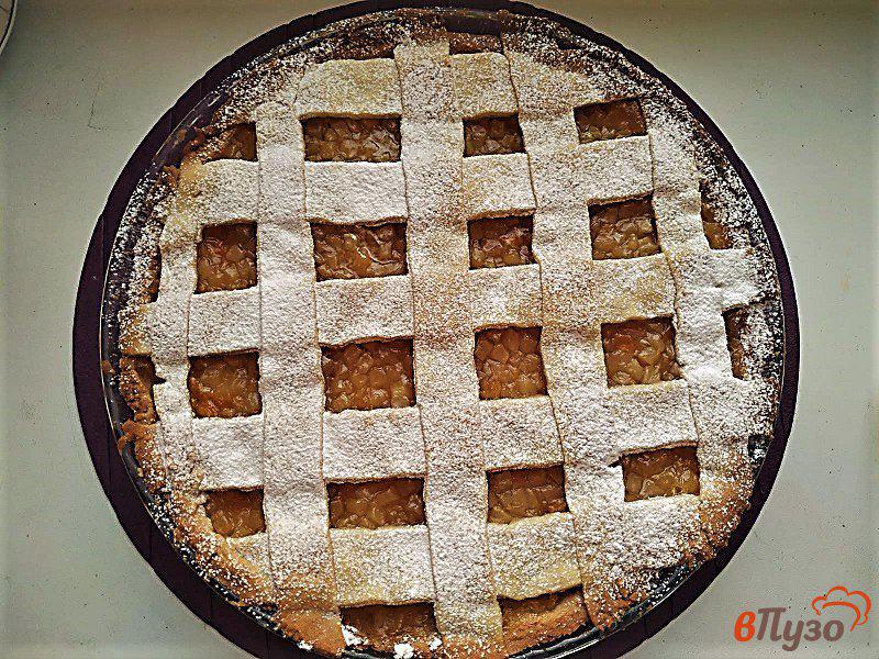 Фото приготовление рецепта: Миндальный тарт с яблочно-персиковой начинкой шаг №8