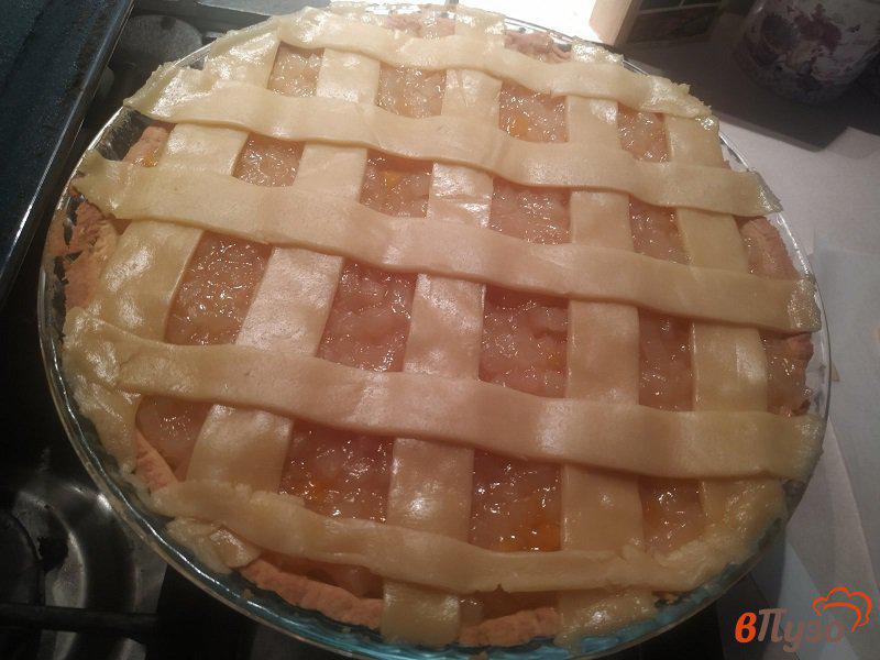Фото приготовление рецепта: Миндальный тарт с яблочно-персиковой начинкой шаг №7