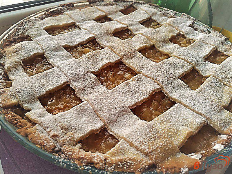 Фото приготовление рецепта: Миндальный тарт с яблочно-персиковой начинкой шаг №9