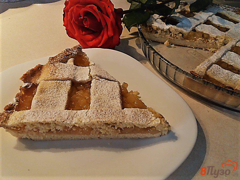 Фото приготовление рецепта: Миндальный тарт с яблочно-персиковой начинкой шаг №10