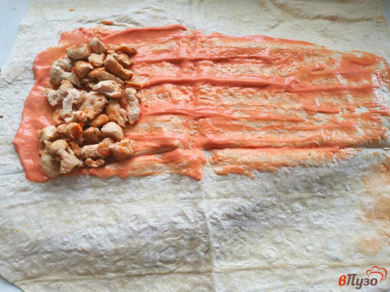 Фото приготовление рецепта: Шаурма с курицей овощами и сметанным соусом шаг №4