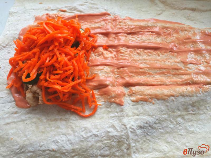 Фото приготовление рецепта: Шаурма с курицей овощами и сметанным соусом шаг №6