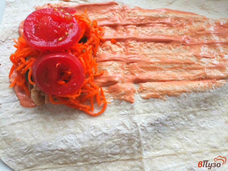 Фото приготовление рецепта: Шаурма с курицей овощами и сметанным соусом шаг №7
