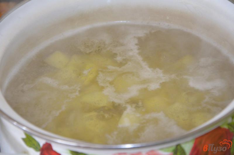 Фото приготовление рецепта: Постный щавелевый суп с красной чечевицей шаг №2
