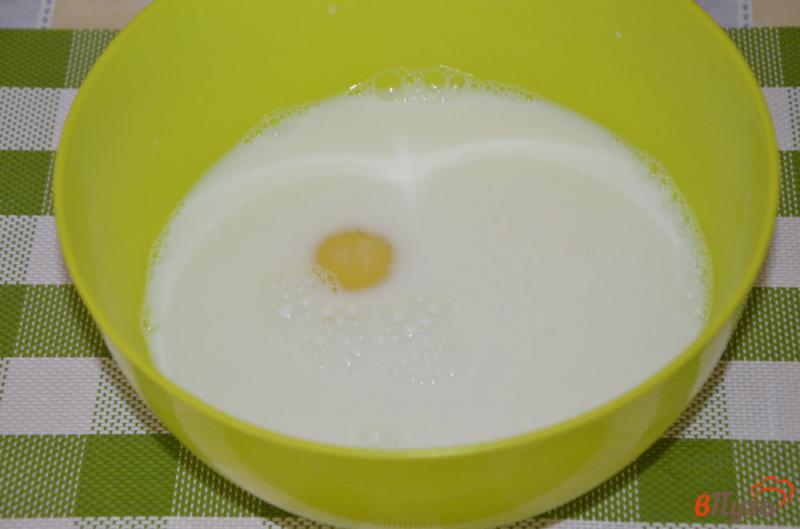 Фото приготовление рецепта: Блины на молоке со сгущенкой шаг №2