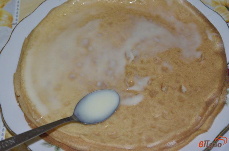 Фото приготовление рецепта: Блины на молоке со сгущенкой шаг №7