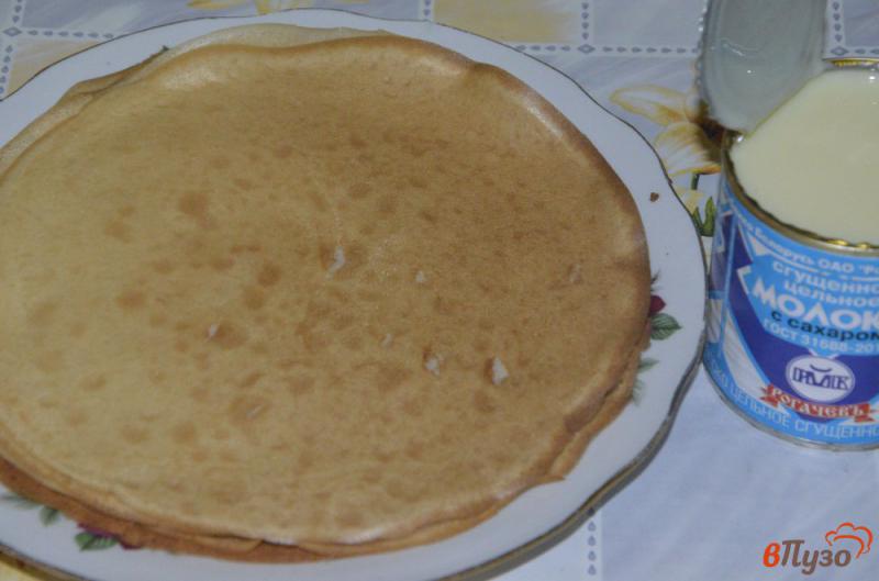 Фото приготовление рецепта: Блины на молоке со сгущенкой шаг №6