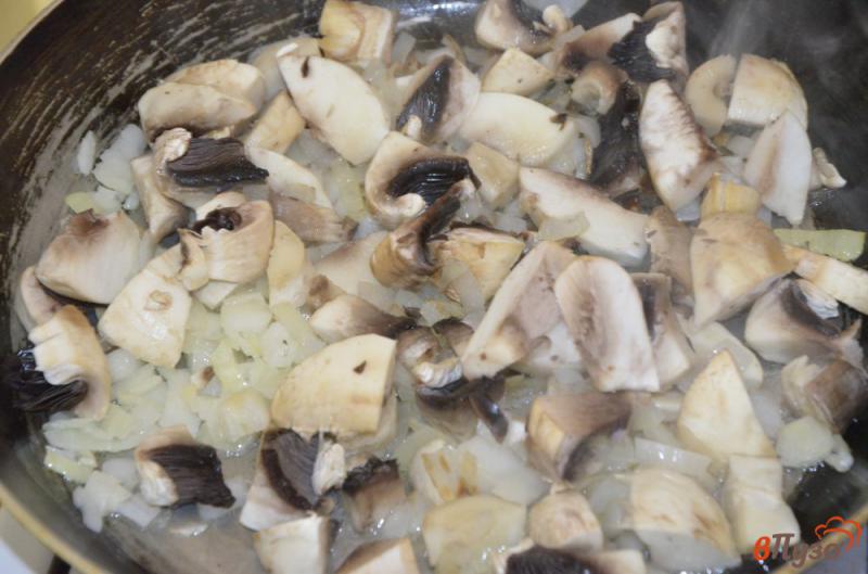 Фото приготовление рецепта: Картошка жареная со стручковой фасолью и грибами шаг №2
