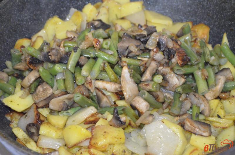 Фото приготовление рецепта: Картошка жареная со стручковой фасолью и грибами шаг №5