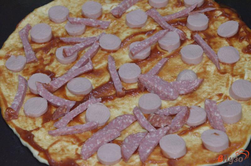 Фото приготовление рецепта: Пицца с сосисками и колбасой шаг №3