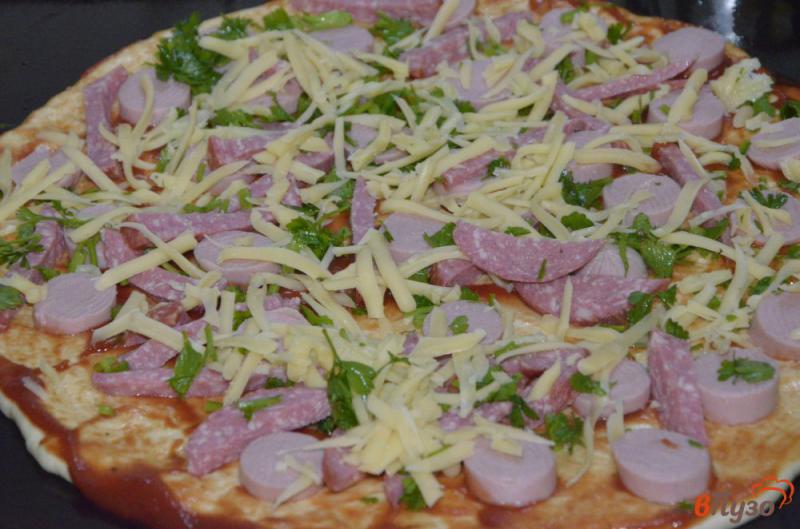 Фото приготовление рецепта: Пицца с сосисками и колбасой шаг №4