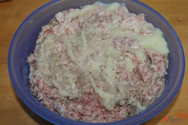 Фото приготовление рецепта: Свиные сосиски с кинзой шаг №3