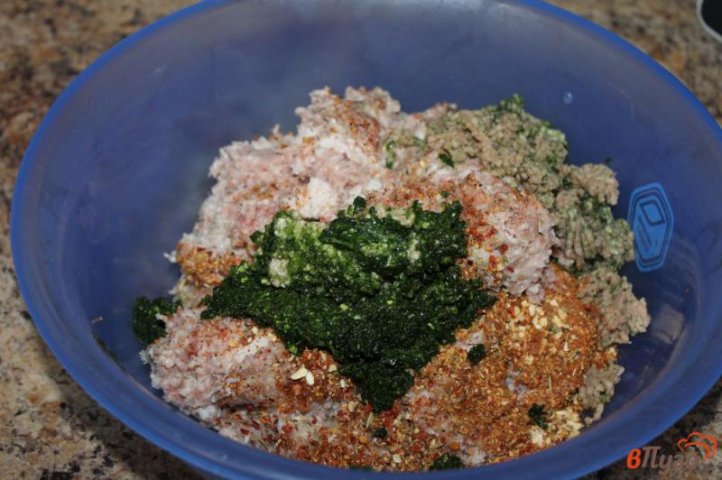 Фото приготовление рецепта: Свиные сосиски с кинзой шаг №4