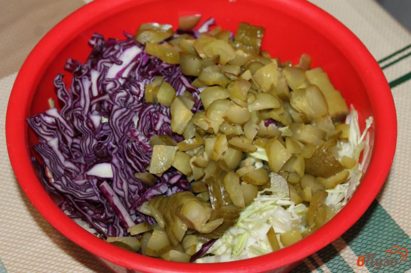 Фото приготовление рецепта: Салат из двух видов капусты и яиц шаг №3