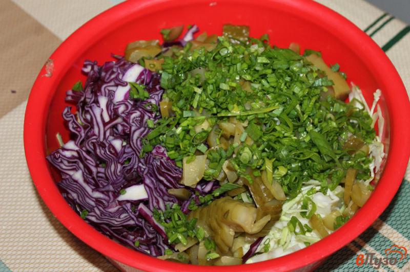 Фото приготовление рецепта: Салат из двух видов капусты и яиц шаг №4