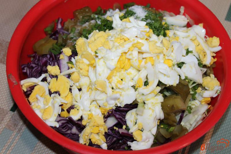 Фото приготовление рецепта: Салат из двух видов капусты и яиц шаг №5