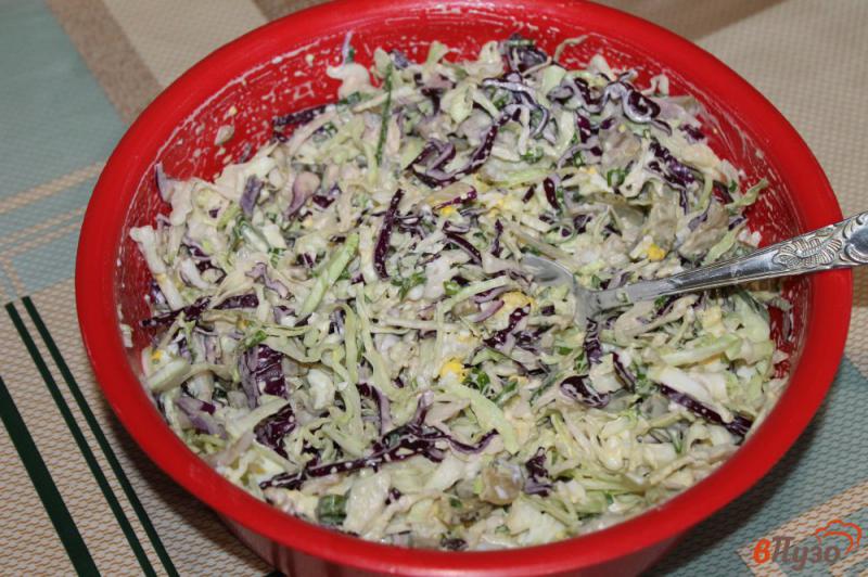 Фото приготовление рецепта: Салат из двух видов капусты и яиц шаг №6