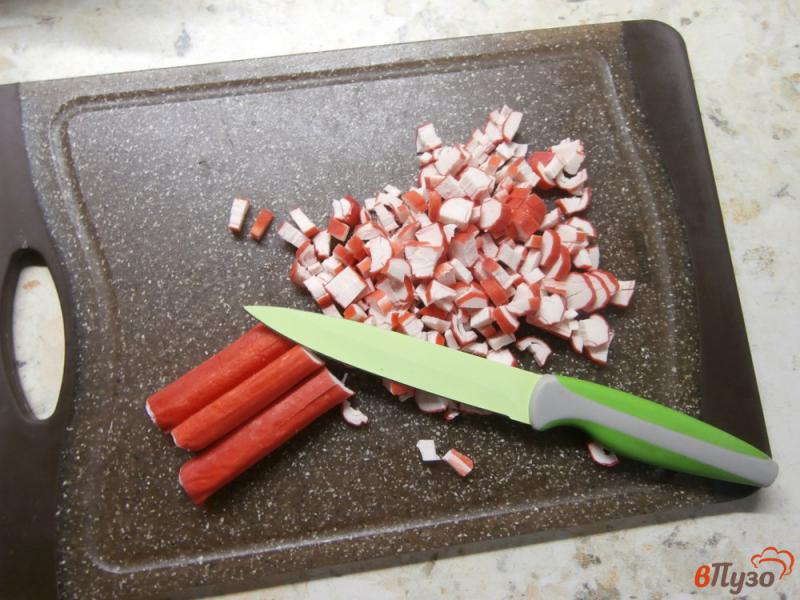 Фото приготовление рецепта: Крабовый салат с рисом и кукурузой шаг №1