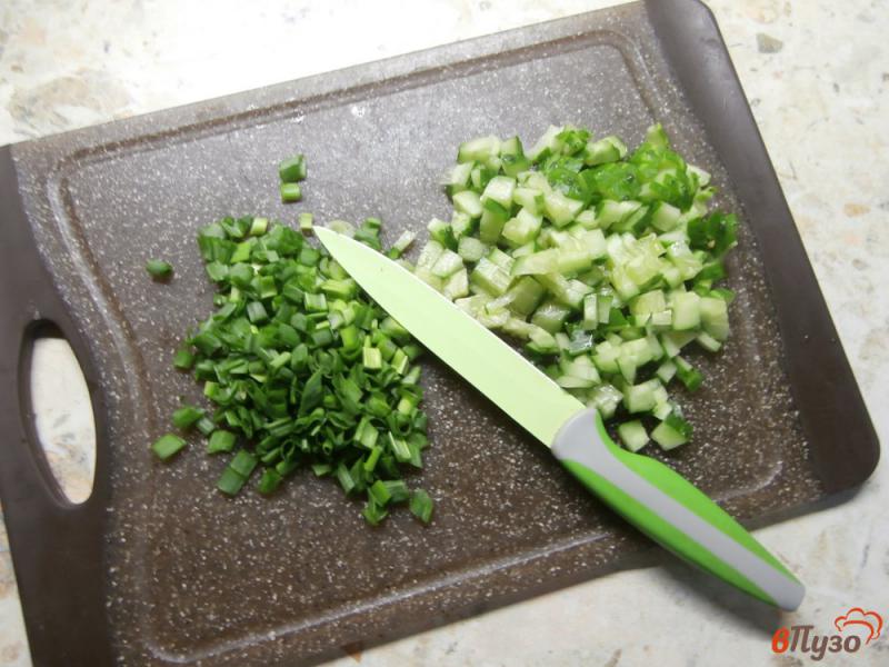 Фото приготовление рецепта: Крабовый салат с рисом и кукурузой шаг №3