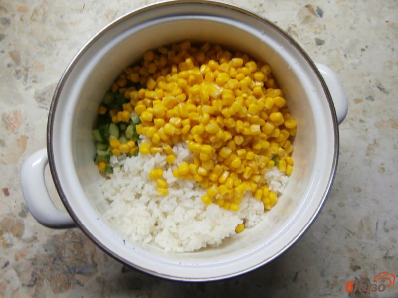 Фото приготовление рецепта: Крабовый салат с рисом и кукурузой шаг №4