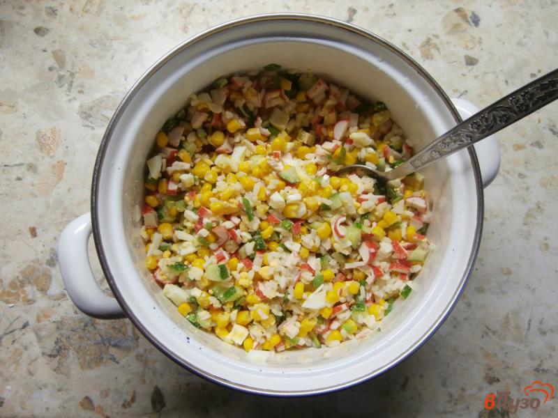 Фото приготовление рецепта: Крабовый салат с рисом и кукурузой шаг №5