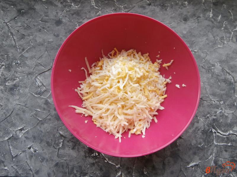 Фото приготовление рецепта: Гренки с сыром и шпротами шаг №3