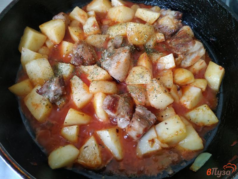 Фото приготовление рецепта: Жаркое из свинины и картофеля шаг №8
