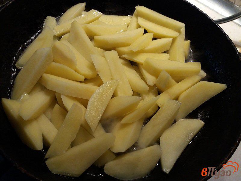 Фото приготовление рецепта: Жаренный пряный картофель шаг №3