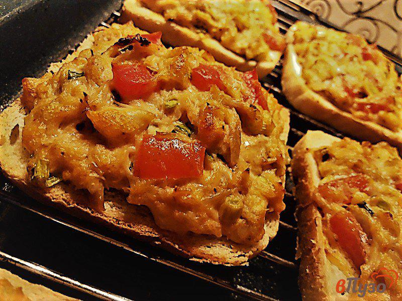 Фото приготовление рецепта: Горячие бутерброды с курицей и лечо из перца шаг №8