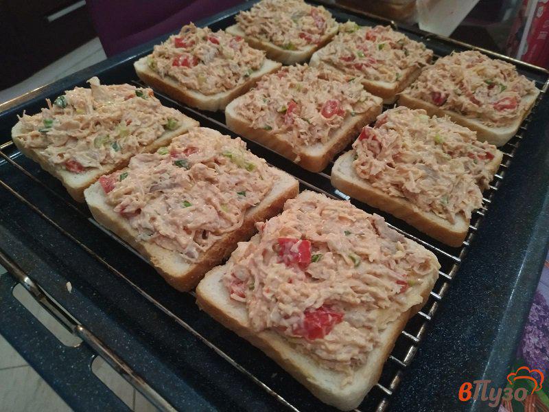Фото приготовление рецепта: Горячие бутерброды с курицей и лечо из перца шаг №7
