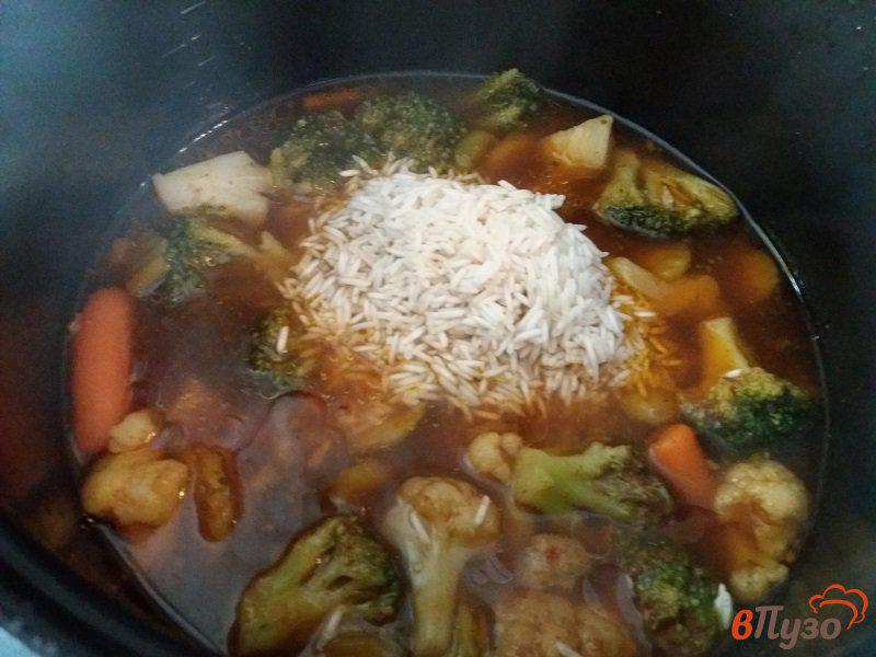 Фото приготовление рецепта: Рис  с овощами на мясном бульоне в мультиварке шаг №4
