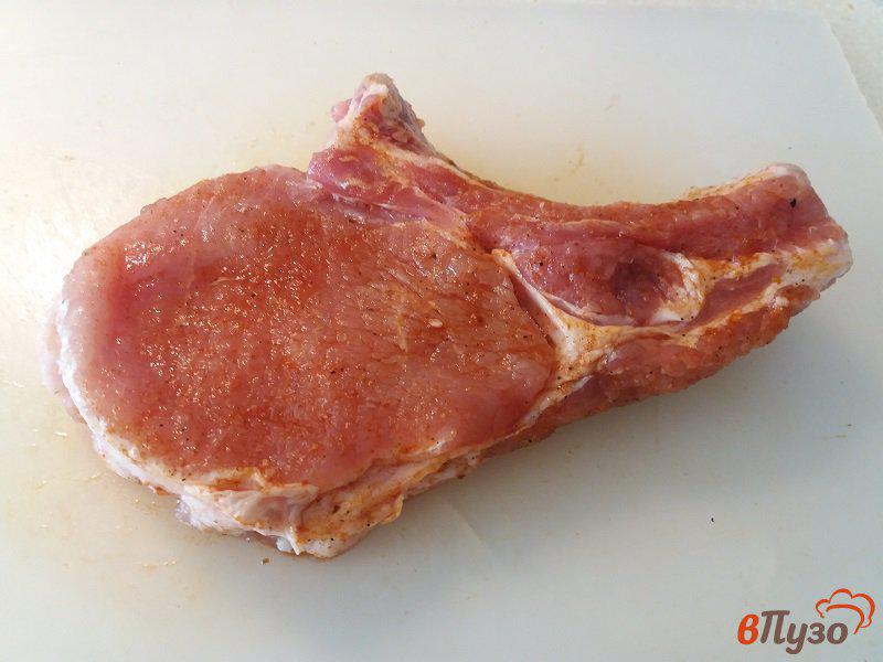 Фото приготовление рецепта: Отбивная из свининой корейки на кости (Kotliel shabowy) шаг №2