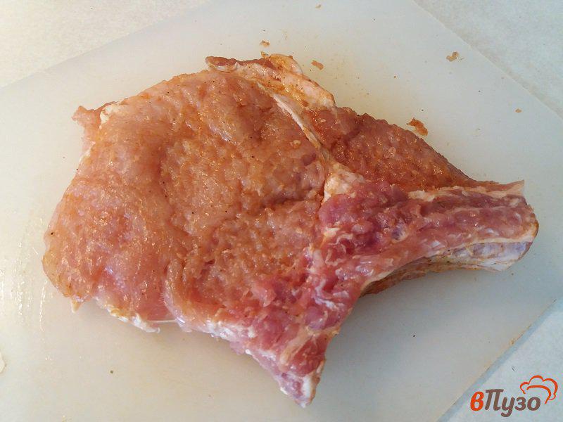 Фото приготовление рецепта: Отбивная из свининой корейки на кости (Kotliel shabowy) шаг №3