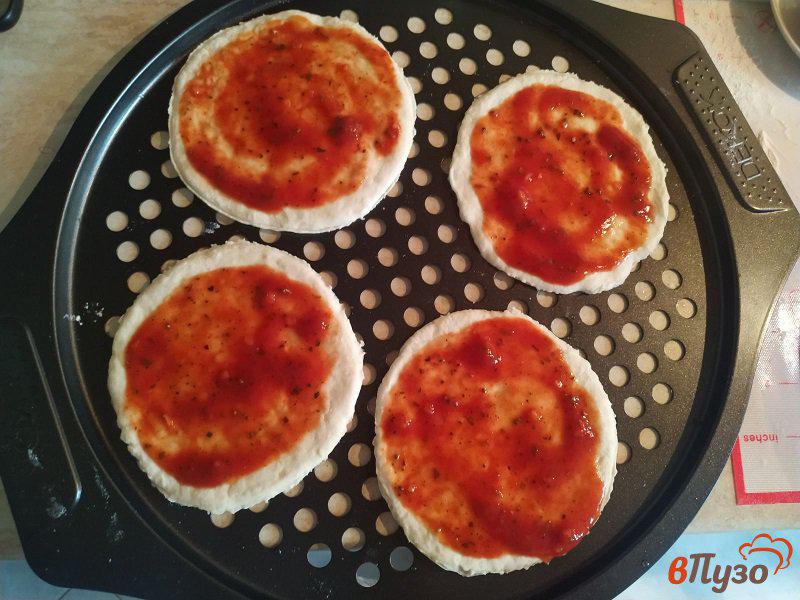 Фото приготовление рецепта: Мини пиццы с сырокопченой колбасой и болгарским перцем шаг №4
