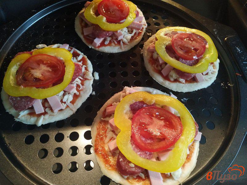 Фото приготовление рецепта: Мини пиццы с сырокопченой колбасой и болгарским перцем шаг №6