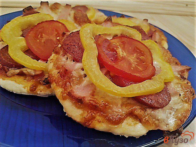 Фото приготовление рецепта: Мини пиццы с сырокопченой колбасой и болгарским перцем шаг №8