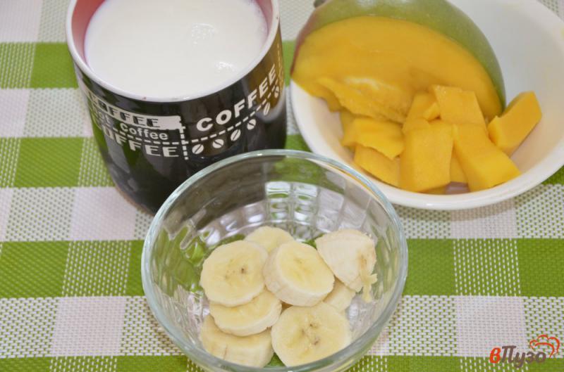 Фото приготовление рецепта: Молочный коктейль с манго и бананом шаг №1