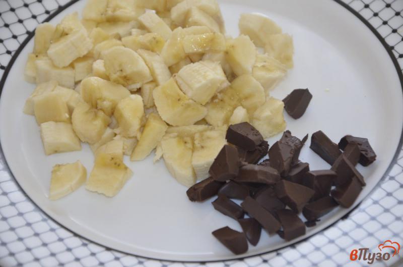 Фото приготовление рецепта: Постные слойки с горьким шоколадом и бананом шаг №2