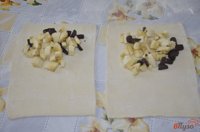 Фото приготовление рецепта: Постные слойки с горьким шоколадом и бананом шаг №3
