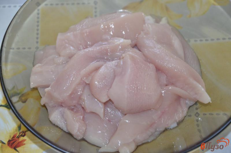 Фото приготовление рецепта: Пряные отбивные из куриной грудки шаг №2