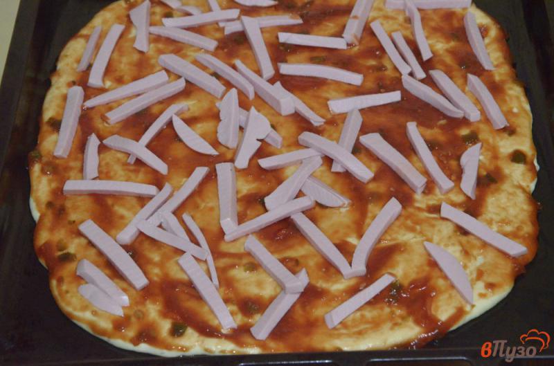 Фото приготовление рецепта: Пицца с сыром и вареной колбасой шаг №3