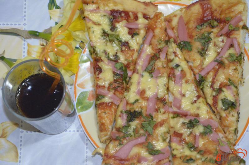 Фото приготовление рецепта: Пицца с сыром и вареной колбасой шаг №6
