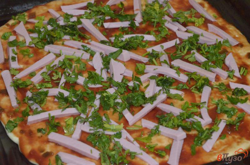 Фото приготовление рецепта: Пицца с сыром и вареной колбасой шаг №4