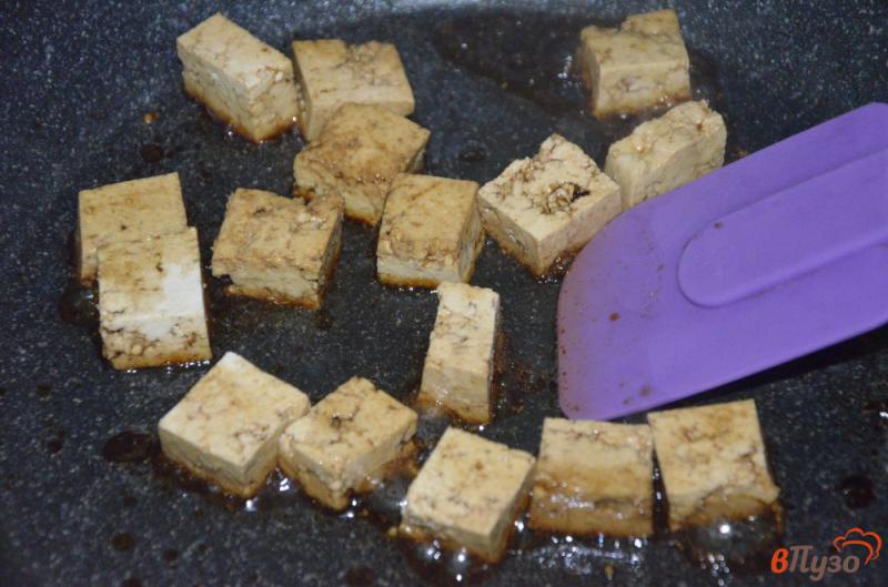 Фото приготовление рецепта: Тофу жареный с болгарским перцем в соево-медовом соусе шаг №3